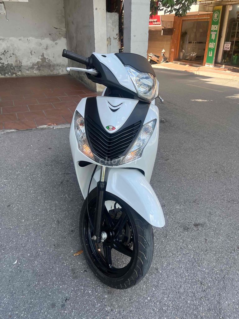 Белая Honda SH, импортная