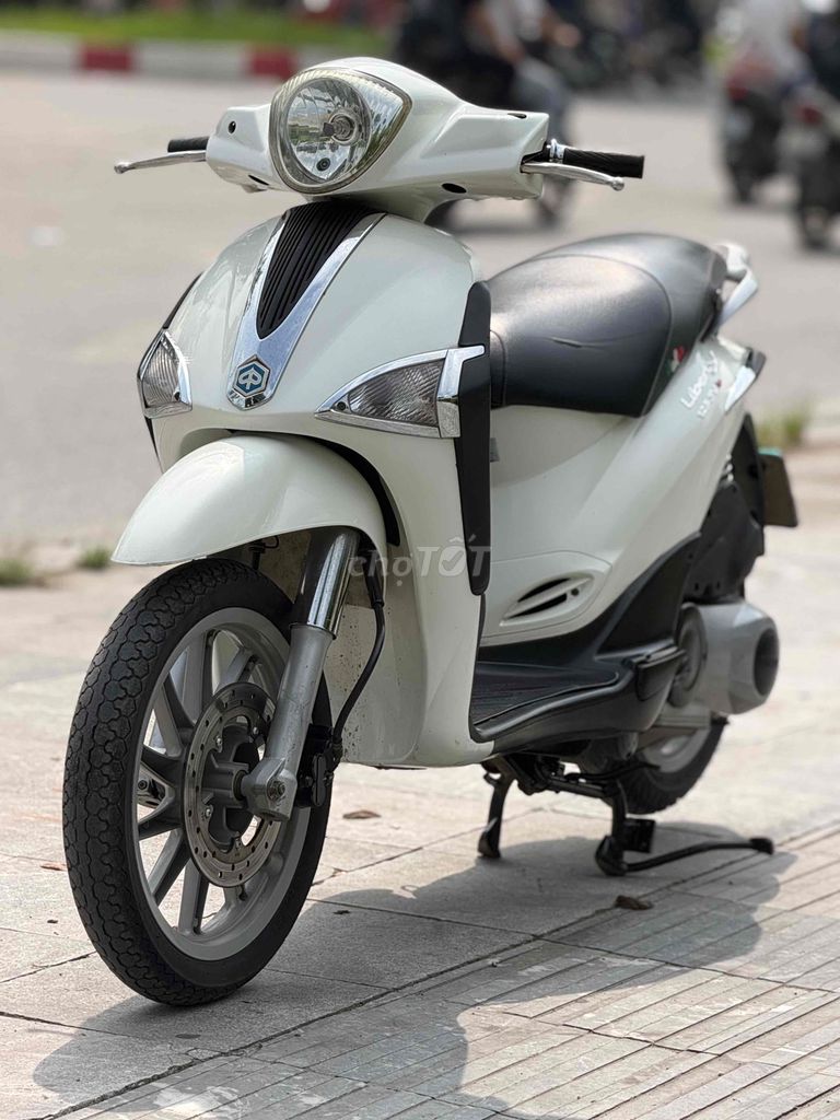 Белый скутер Piaggio Liberty