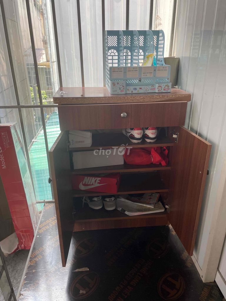 Tủ giày Gỗ Nâu Đơn giản. Mua bán Tủ, kệ gia đình tại Quận Đống Đa Hà Nội được đăng bởi Bích anh hình 1