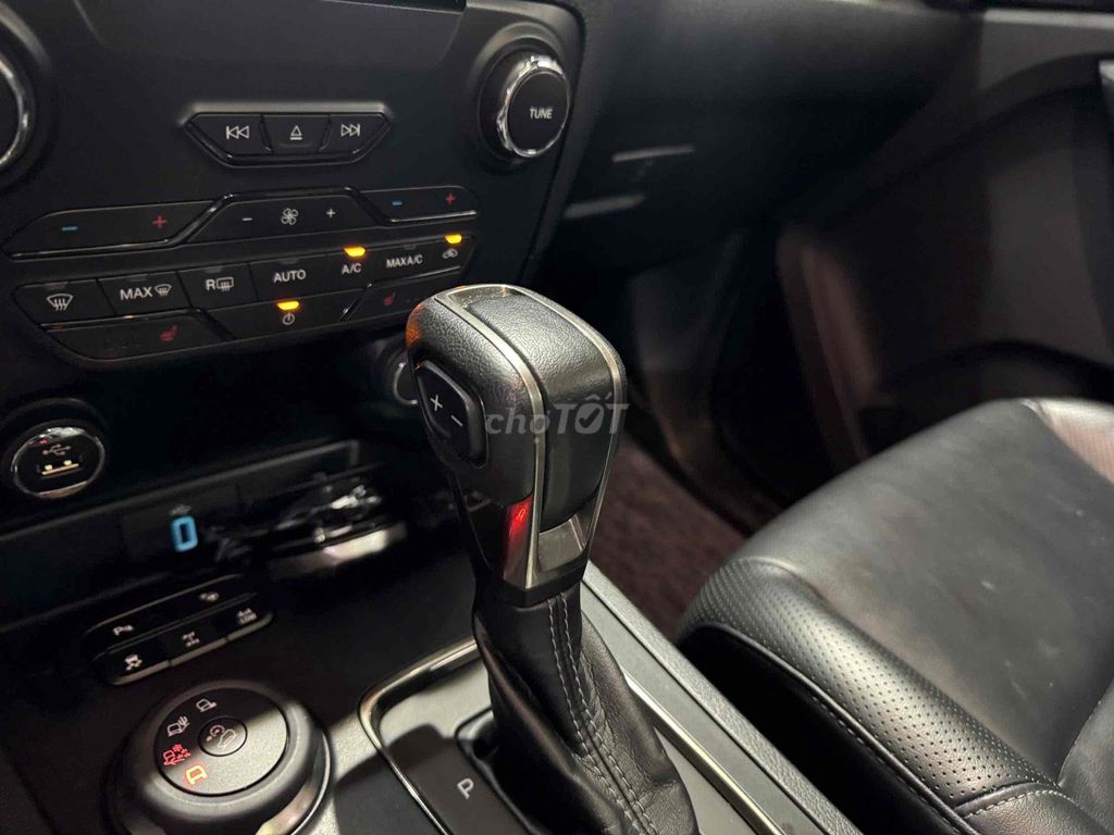 Ford Everest Titanium 4WD Đen 7 chỗ Tự động