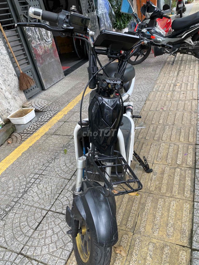 Xe đạp điện Trắng Đen. Mua bán Xe điện tại Quận Thanh Khê Đà Nẵng được đăng bởi Van Huy  hình 3