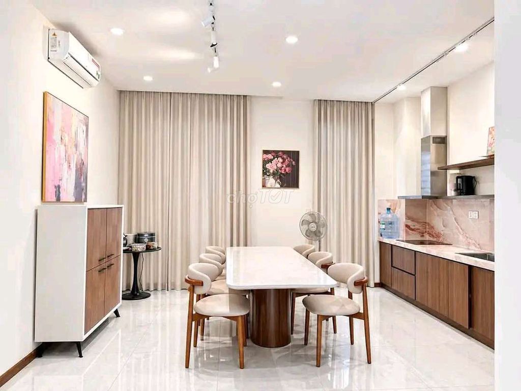 Таунхаус в Районе 2 Lakeview City, 1 этаж, 3 уровня, 4 спальни, 5 санузлов