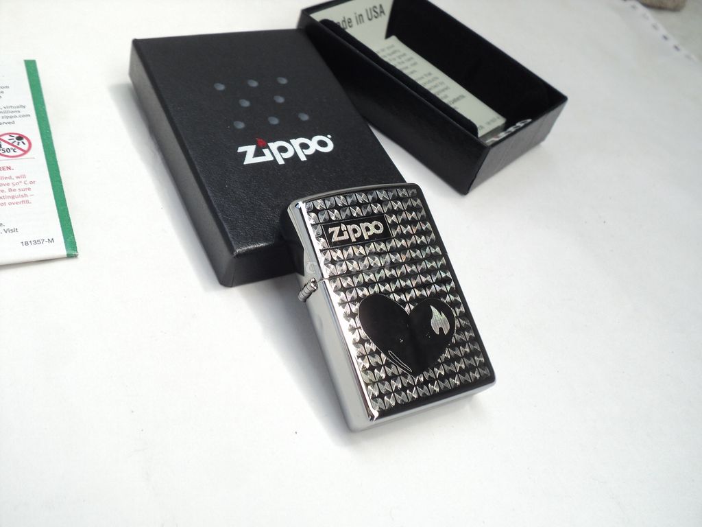 Zippo Mỹ. TRÁI TIM / HOA VĂN CỔ ĐIỂN. Hiếm,zin a-z