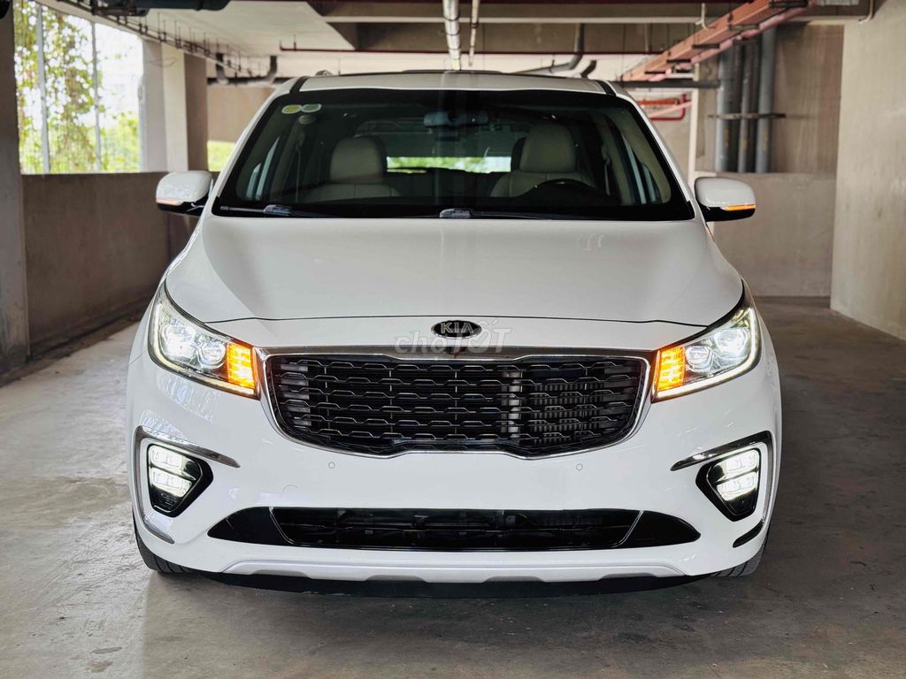 Kia Sedona 2019 2.2D платиновый белый/кремовый 105 000 км