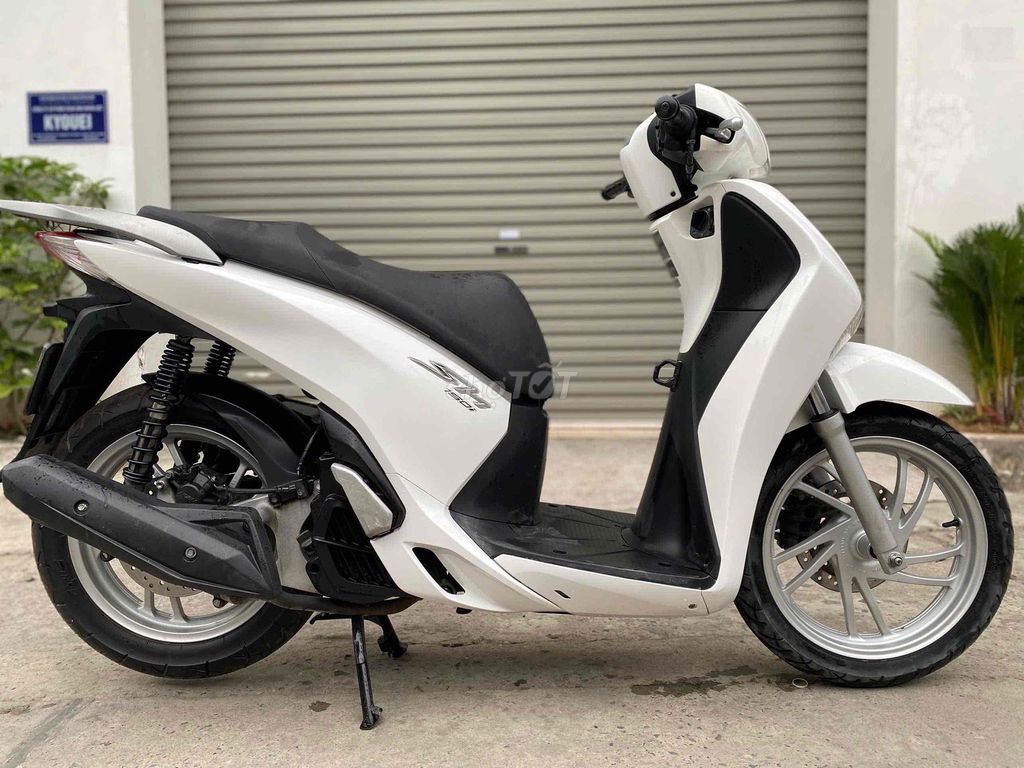 Honda SH dky 2015 mới 98%. Mua bán Xe máy tại Quận Bắc Từ Liêm Hà Nội được đăng bởi Hạ Vy Trần hình 2