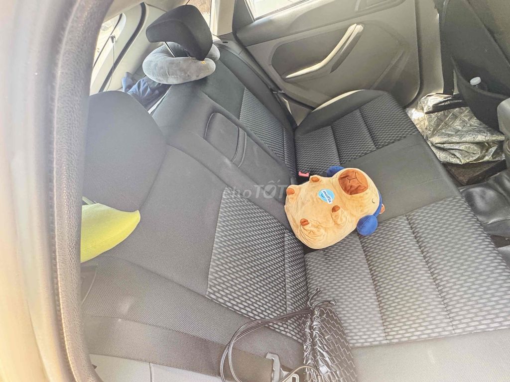 Хэтчбек Ford Focus песочно-золотистый
