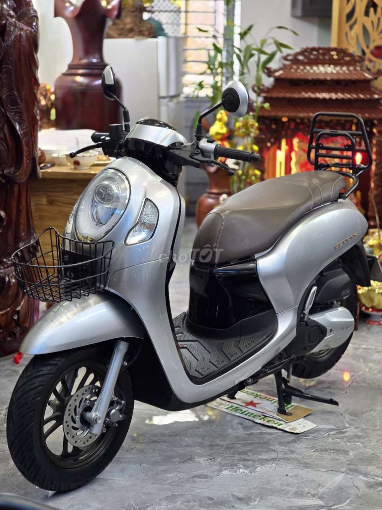 Honda Scoopy 2024 в цвете Porsche Silver