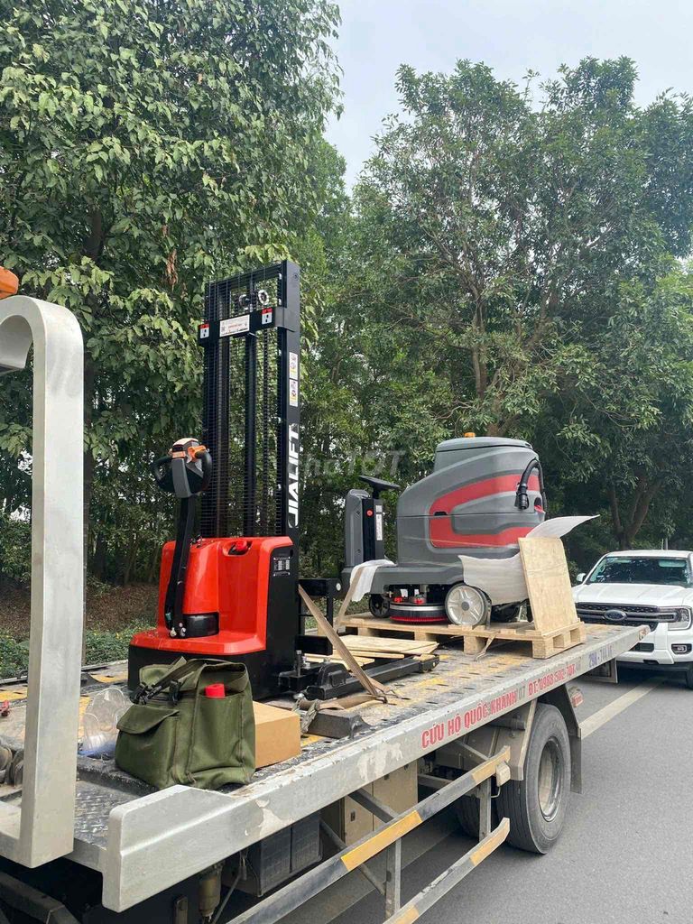 xe nâng điện stacker