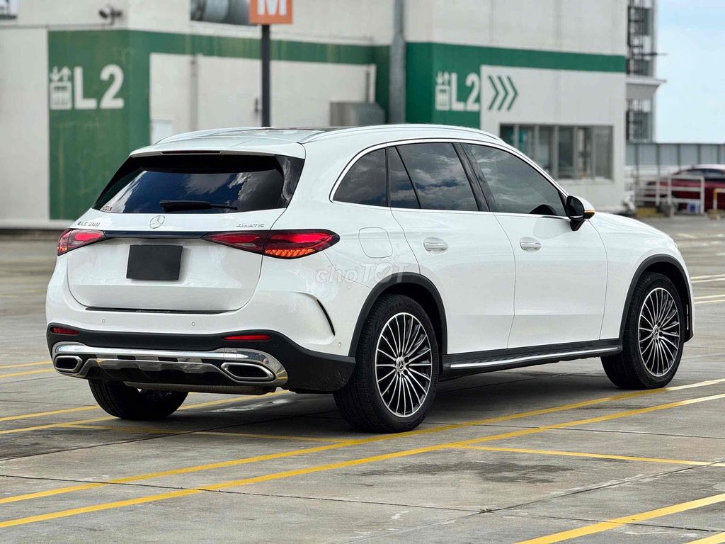 Mercedes Benz GLC 2023 300 4Matic - 13000 km. Mua bán Ô tô tại Quận Bình Tân Tp Hồ Chí Minh được đăng bởi Lê Minh Quý hình 4