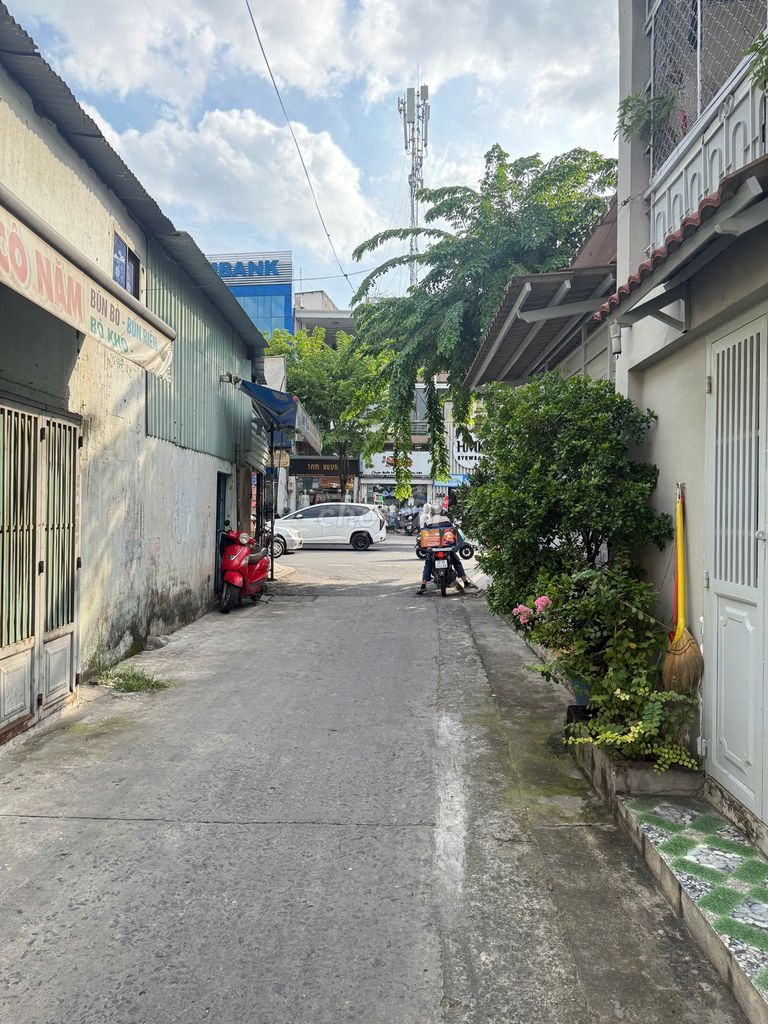 Bán nhà đường Chánh Hưng P4 Quận 8 cũ. Nhà hẻm xe hơi thông thoáng