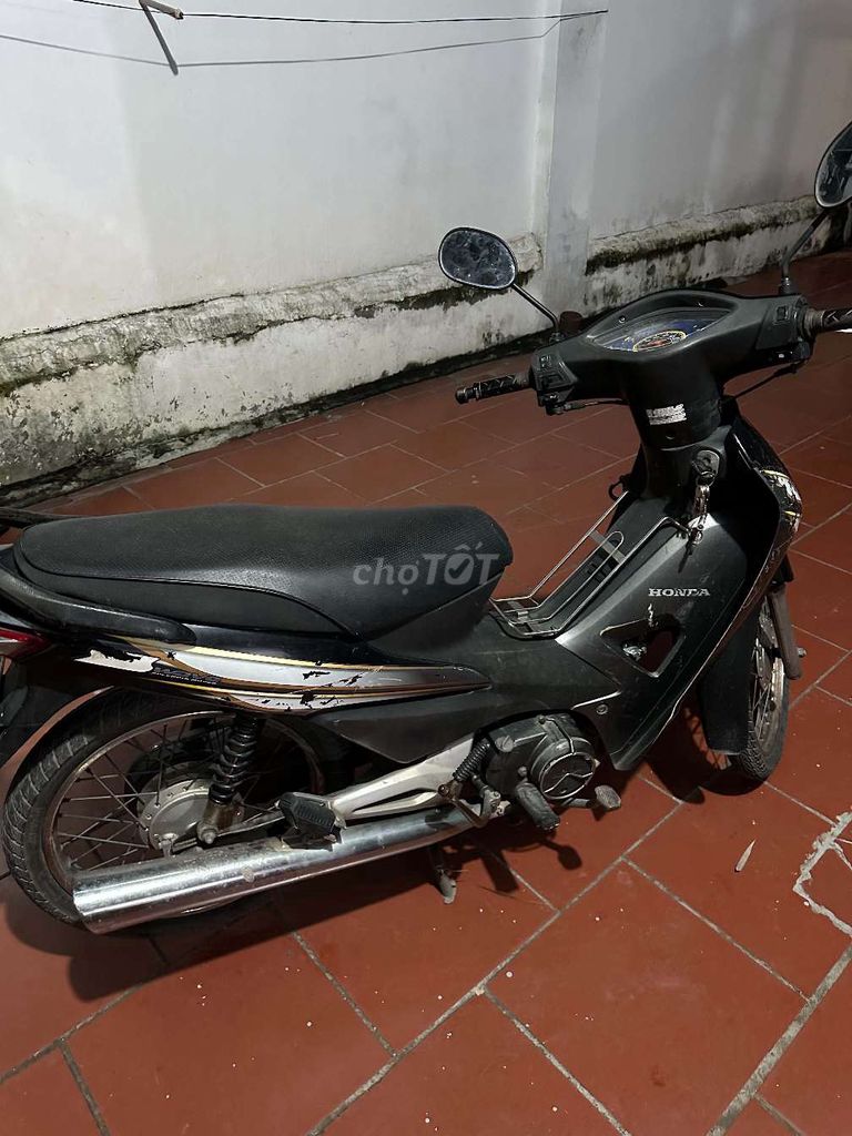 Черный полуавтоматический мотоцикл Honda Wave