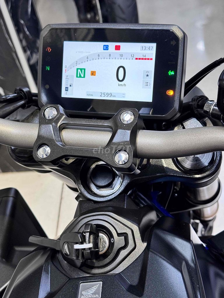 Honda CB650R E-Clutch 2024 Красный 2500км Таиланд