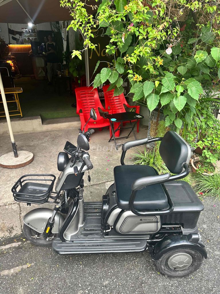 xe ba bánh điện dành cho người già.