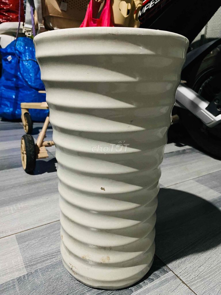 Chậu cây gốm sứ trắng kem xoắn ốc 38x20cm. Mua bán Cây cảnh, đồ trang trí tại Thành phố Thủ Đức Tp Hồ Chí Minh được đăng bởi Buôn bán Dạo sống qua ngày  hình 1
