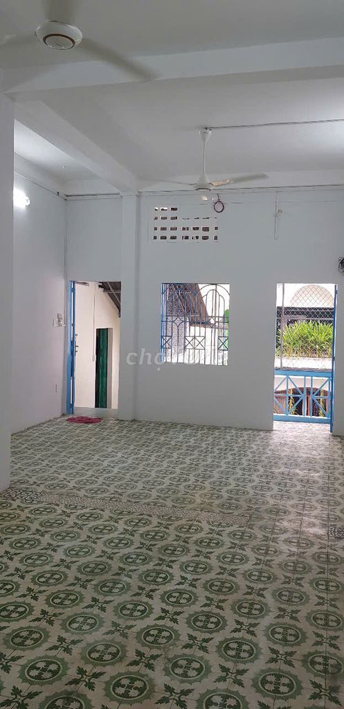 Căn hộ có ban công 100m2, 1PN, lầu 2, 22 Tôn Thất Tùng, Bến Thành, Q1