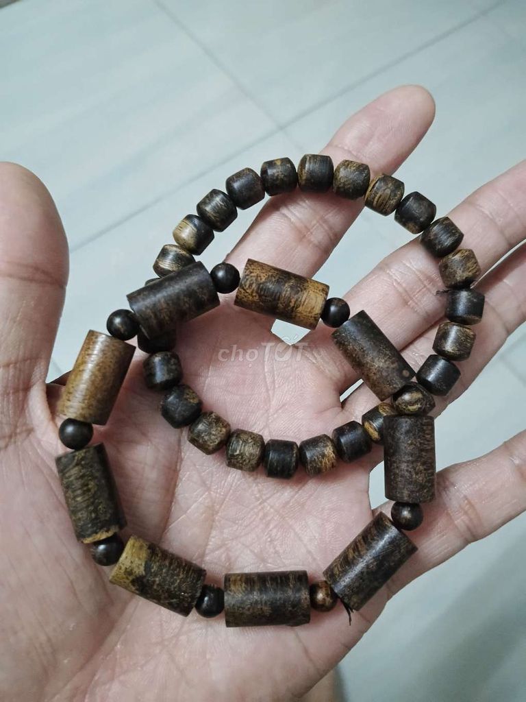 Vòng tay Trầm hương 10 li và 8 li. Mua bán Phụ kiện thời trang khác tại Quận Liên Chiểu Đà Nẵng được đăng bởi Cu hình 1