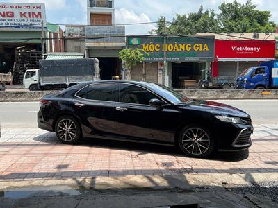 Toyota Camry 2.5Q 2023 màu đen huyền