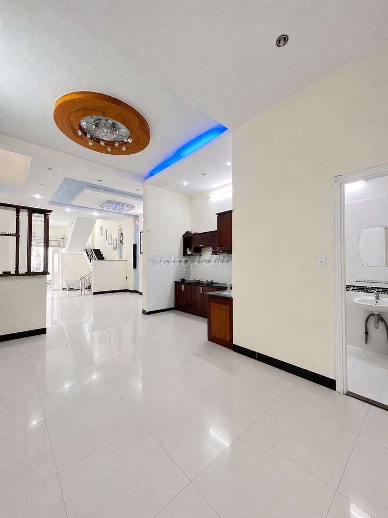 Bán nhà 2 lầu hẻm ô tô đường Huyền Trân Công Chúa