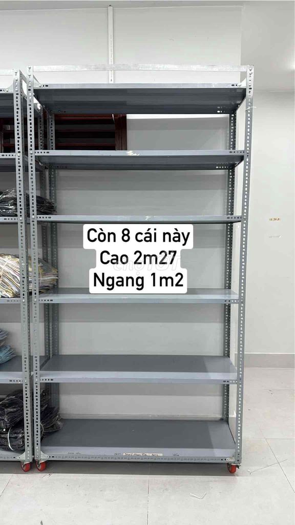 cần thanh lý kệ sắt và bàn giỏ