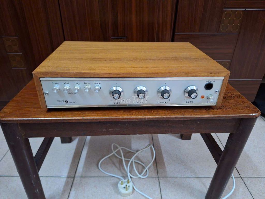 Âm ly Anh Metrosound ST20.