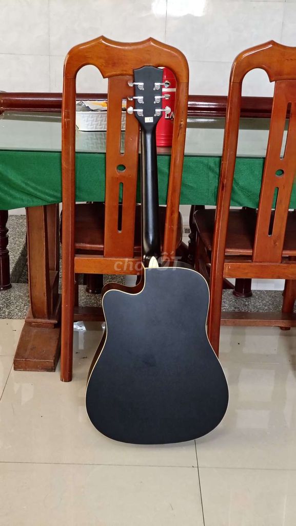 Cần bán lại guitar.