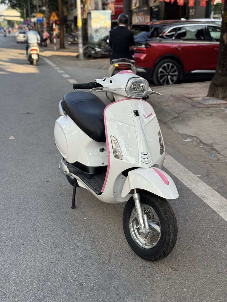 Vespa trắng hồng càng nhôm. Mua bán Xe điện tại Quận Cầu Giấy Hà Nội được đăng bởi Xe Điện 257 Hoàng Quốc Việt  hình 2
