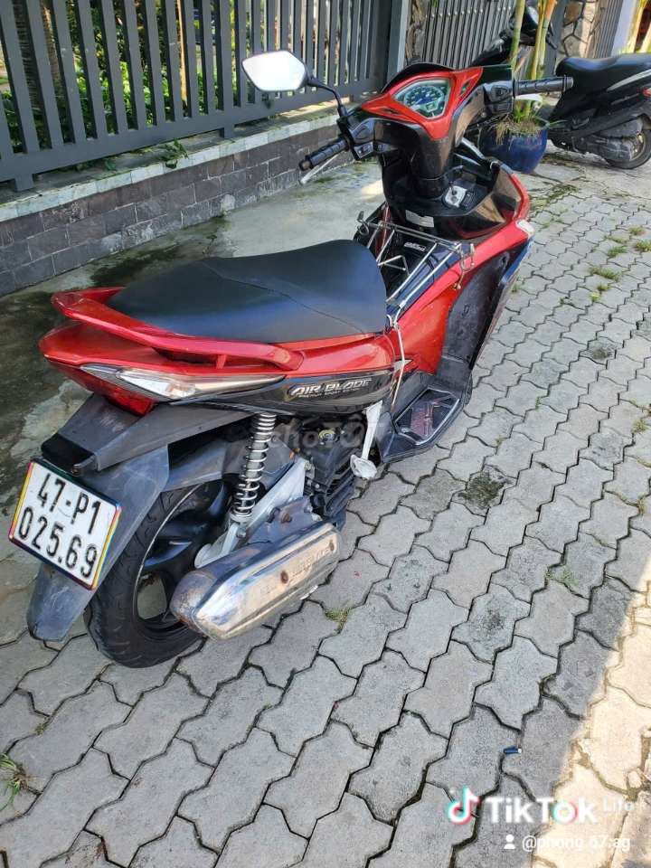 Honda Air Blade 2024 красный черный Вьетнам