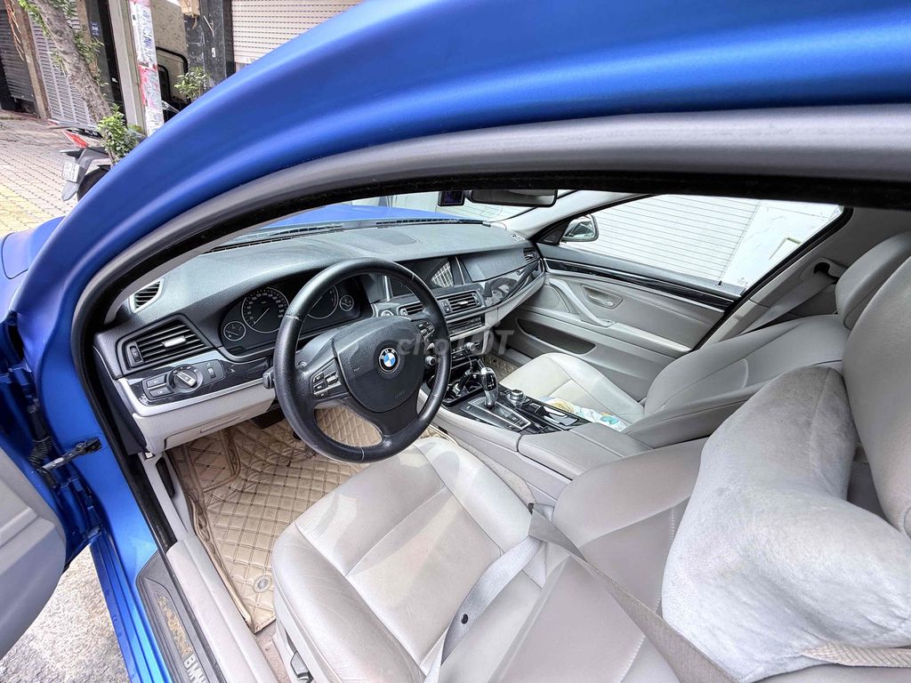 BMW 523i 2010, матовый зеленый, диски 19, премиум для прогулок