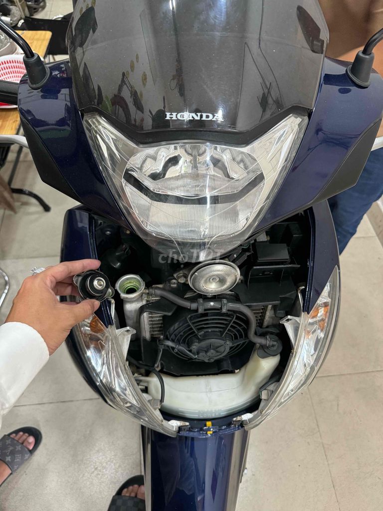Зеленый кобальтовый скутер Honda SH150