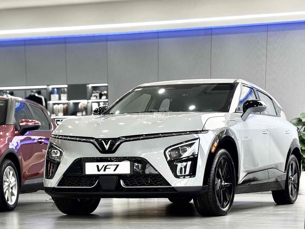 Электромобиль VinFast VF7, белый