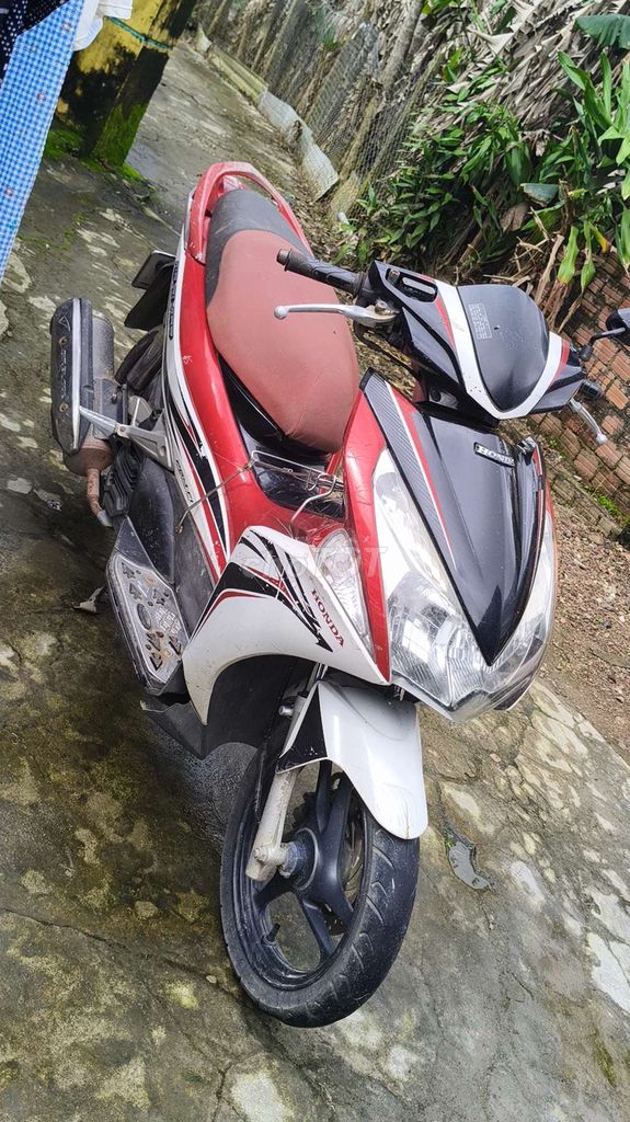 Honda Air Blade 2011 108cc Trắng-Đỏ-Đen. Mua bán Xe máy tại Huyện Hòa Vang Đà Nẵng được đăng bởi Châu Thương hình 3