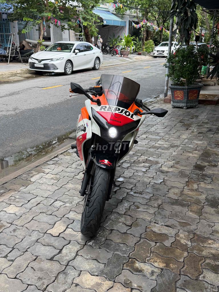 Honda CBR150R оранжево-бело-красная