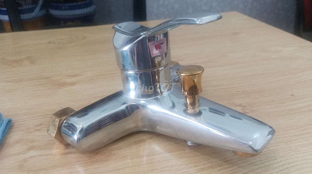 Vòi sen nóng lạnh Mạ crom Bạc. Mua bán Thiết bị vệ sinh, nhà tắm tại Thành phố Buôn Ma Thuột Đắk Lắk được đăng bởi Tuấn hình 1