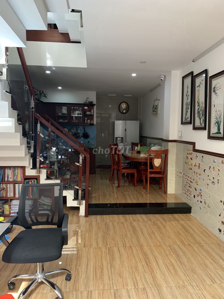 gấp nhà 2MT hẻm đường Hoàng Văn Thụ, Quận Tân Bình - 5 tầng 