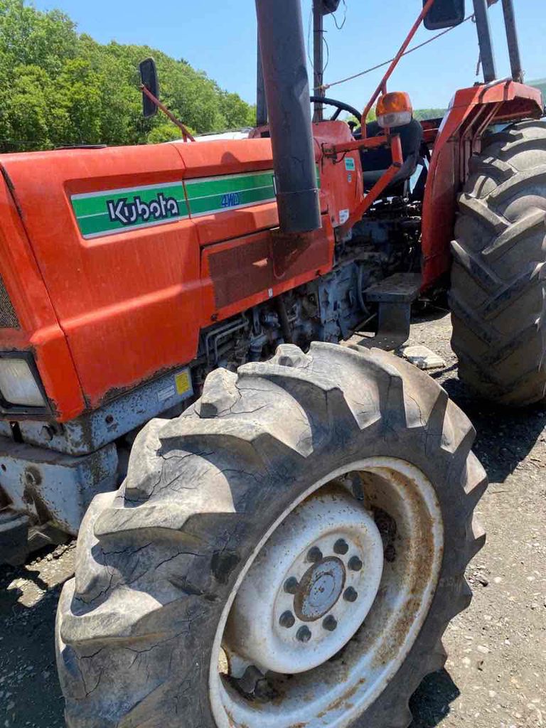 Máy kéo Kubota M8030 màu cam