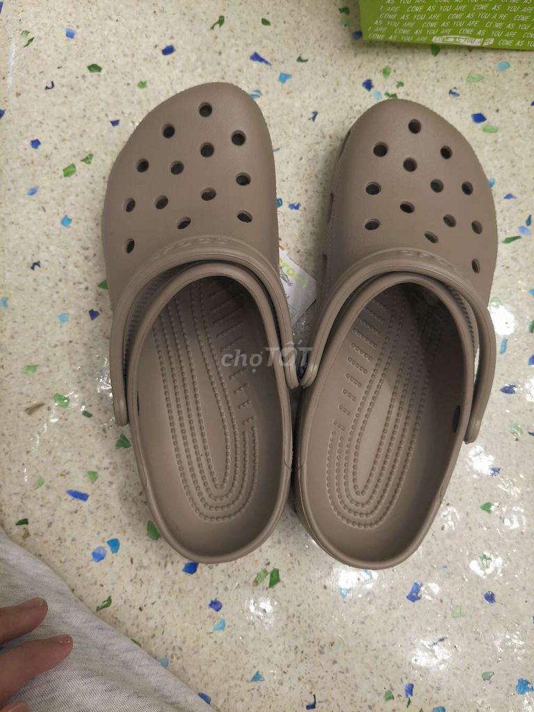 Dép Crocs Classic Clog U Unisex. Mua bán Giày dép tại Quận Ba Đình Hà Nội được đăng bởi Trình Lê hình 1