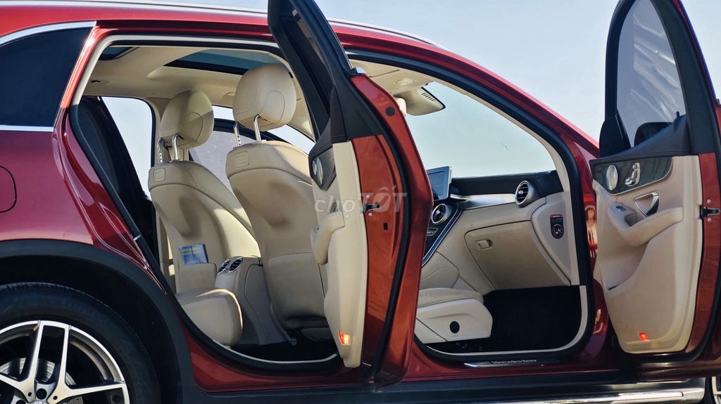 Mercedes GLC300 2018 model 2019 màu đỏ. Mua bán Ô tô tại Quận Thanh Xuân Hà Nội được đăng bởi Nguyễn Tuấn Hoàng hình 8