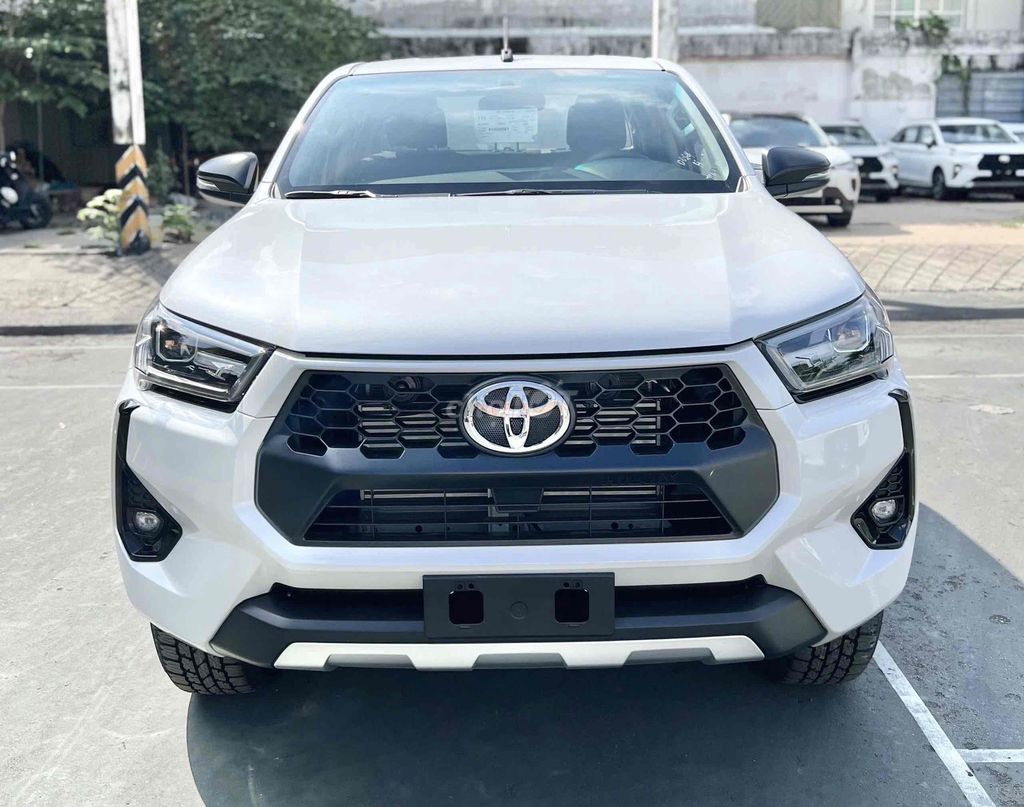 Toyota Hilux 4x2 AT, GIAO NGAY, BANK 80%, 8 NĂM