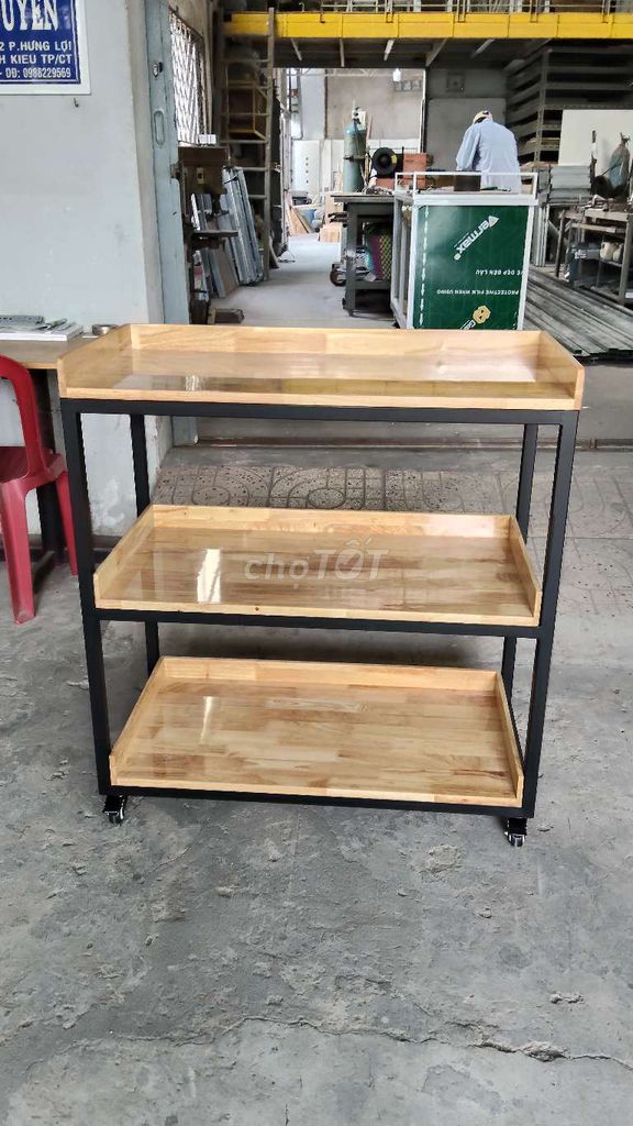 Kệ gỗ cao su khung sắt có bánh xe đẩy . Mua bán Tủ, kệ gia đình tại Quận Ninh Kiều Cần Thơ được đăng bởi Nội Thất Tuấn Nguyễn hình 1
