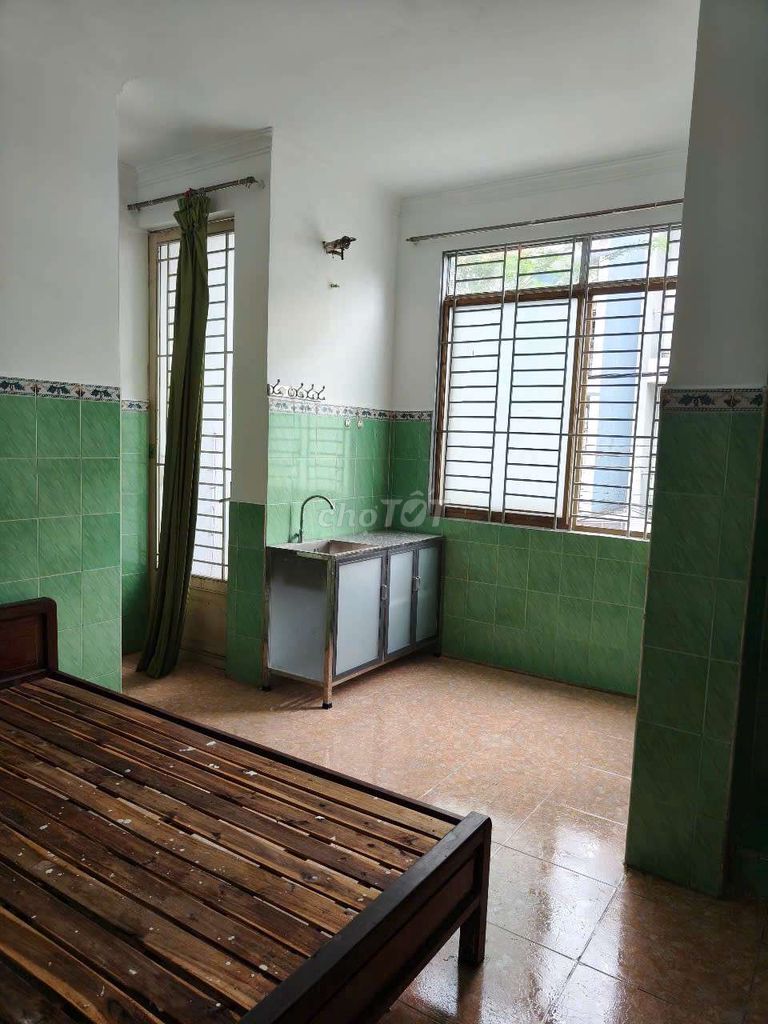 Phòng giá r�ẻ,  tên lửa, có ban công, bếp