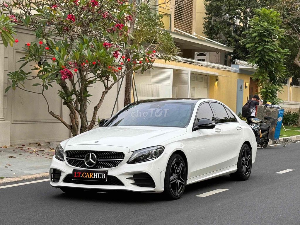 Mercedes C300 AMG model 2020 trắng/đen siêu đẹp