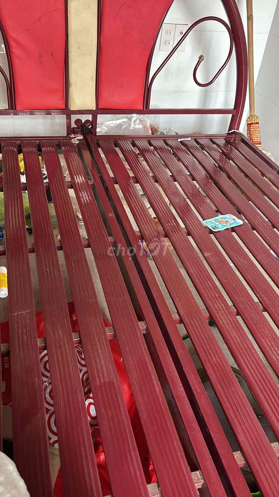 Giường sắt 1m2 Đỏ Đã qua sử dụng. Mua bán Giường, chăn ga gối nệm tại Thành phố Huế Thừa Thiên Huế được đăng bởi Châu Ngọc Mỹ Hạnh hình 1