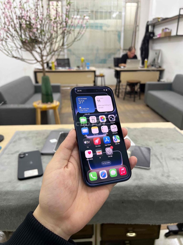 iPhone 17 Pro Chính Hãng Vn 256G Pin 100% Sạc 100L. Mua bán Điện thoại tại Quận Đống Đa Hà Nội được đăng bởi Hà Nội Mobile Bao Duyệt Nợ Xấu hình 1