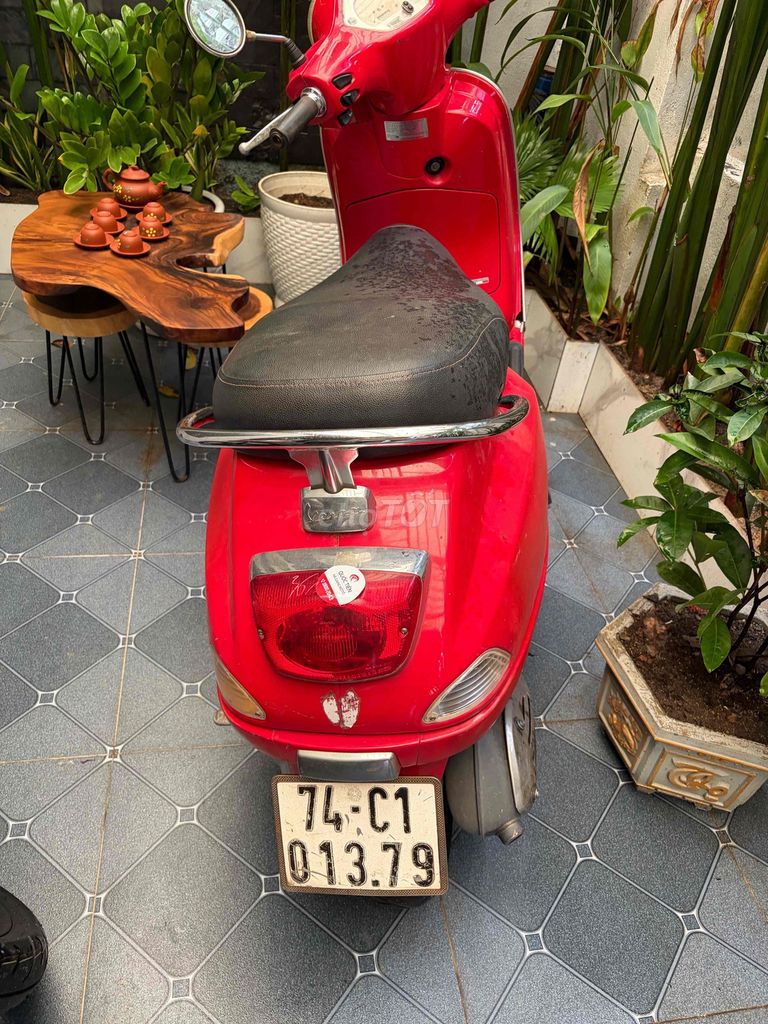 Piaggio Vespa 2023, красный