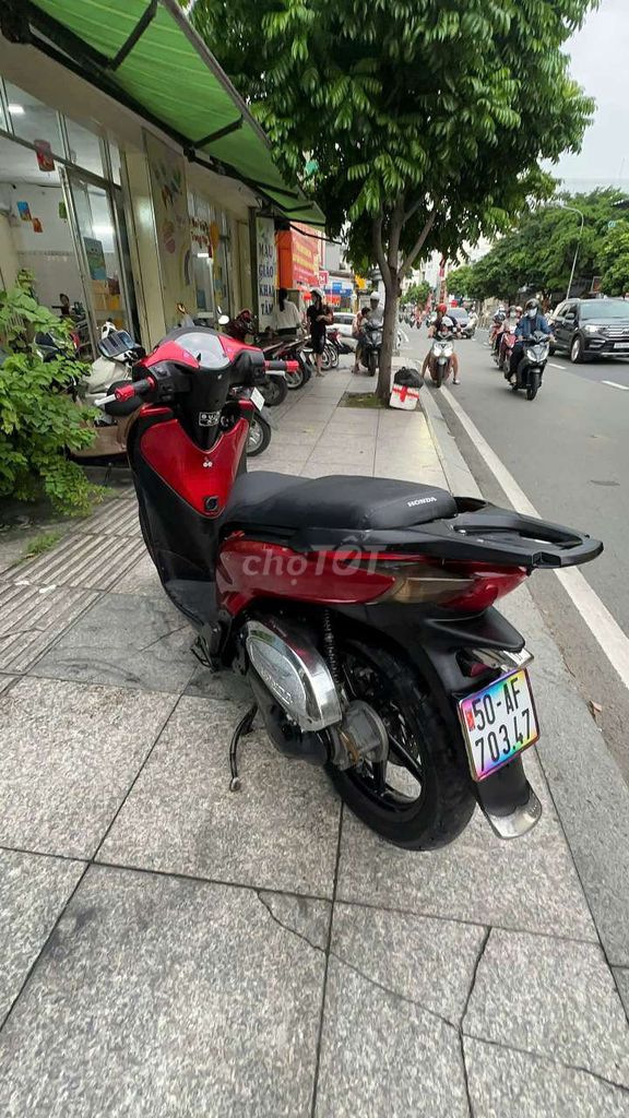 Хонда SH 150i 2008, полная версия 2010 года, красная