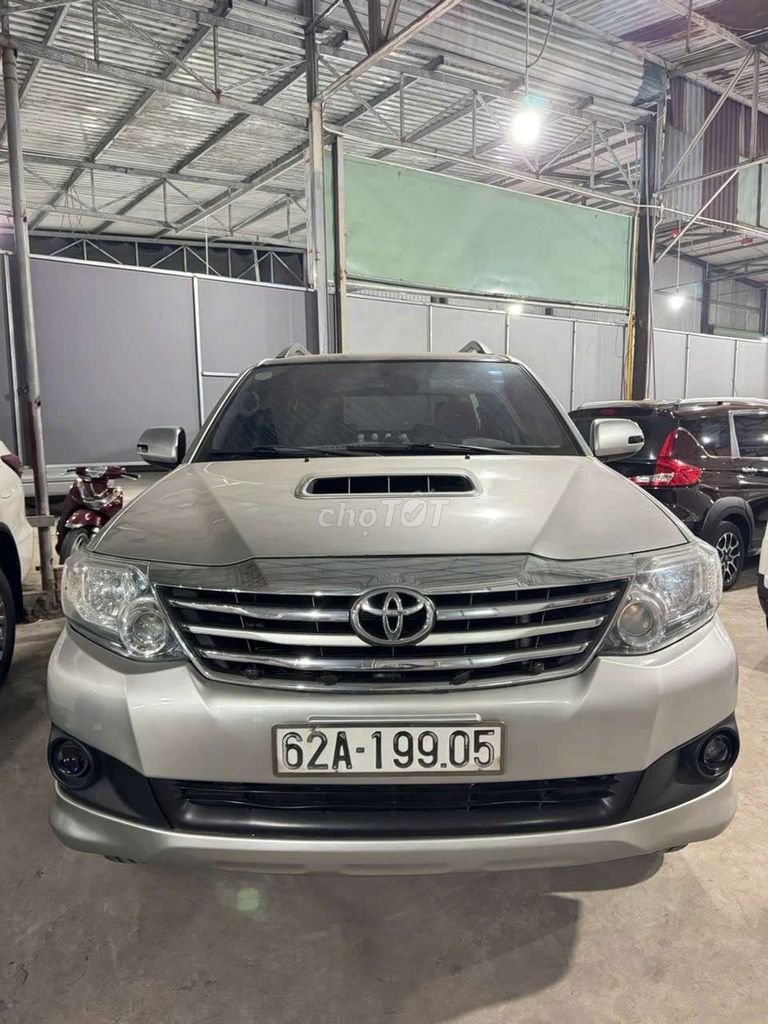 Toyota Fortuner 2014 механика серебристый 135 000 км