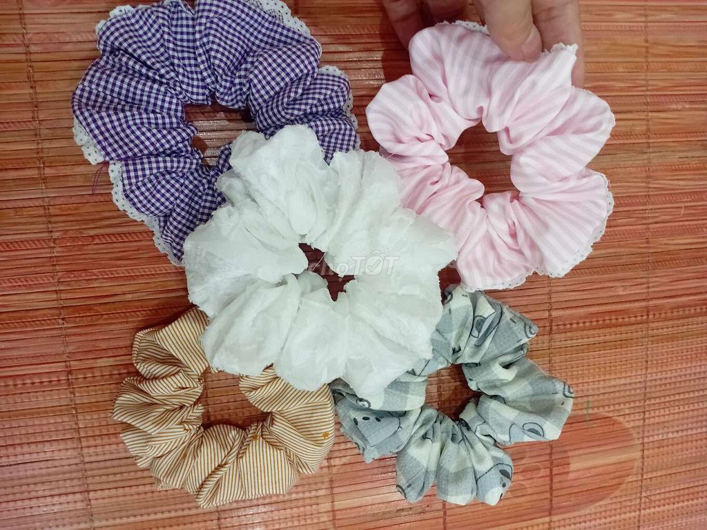 combo 5 chiếc dây chun buộc tóc tự may. Mua bán Phụ kiện thời trang khác tại Huyện Thanh Trì Hà Nội được đăng bởi Thúy hình 1