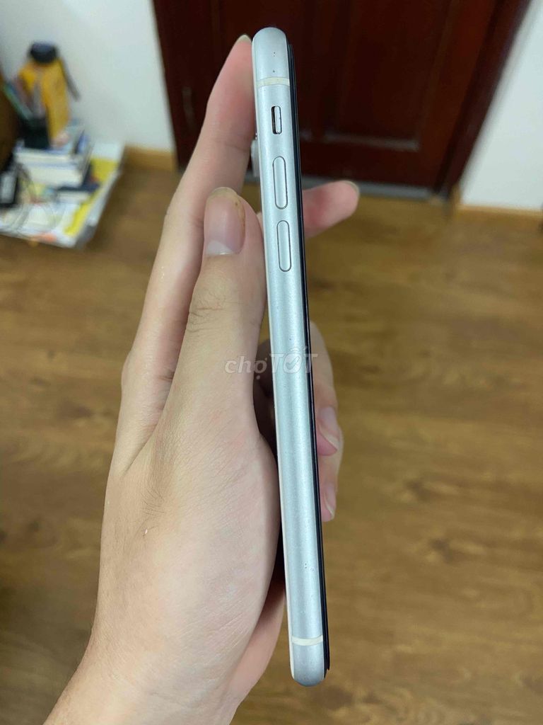 iphone xr trắng 64gb zin máy đẹp keng bị đốm ở góc