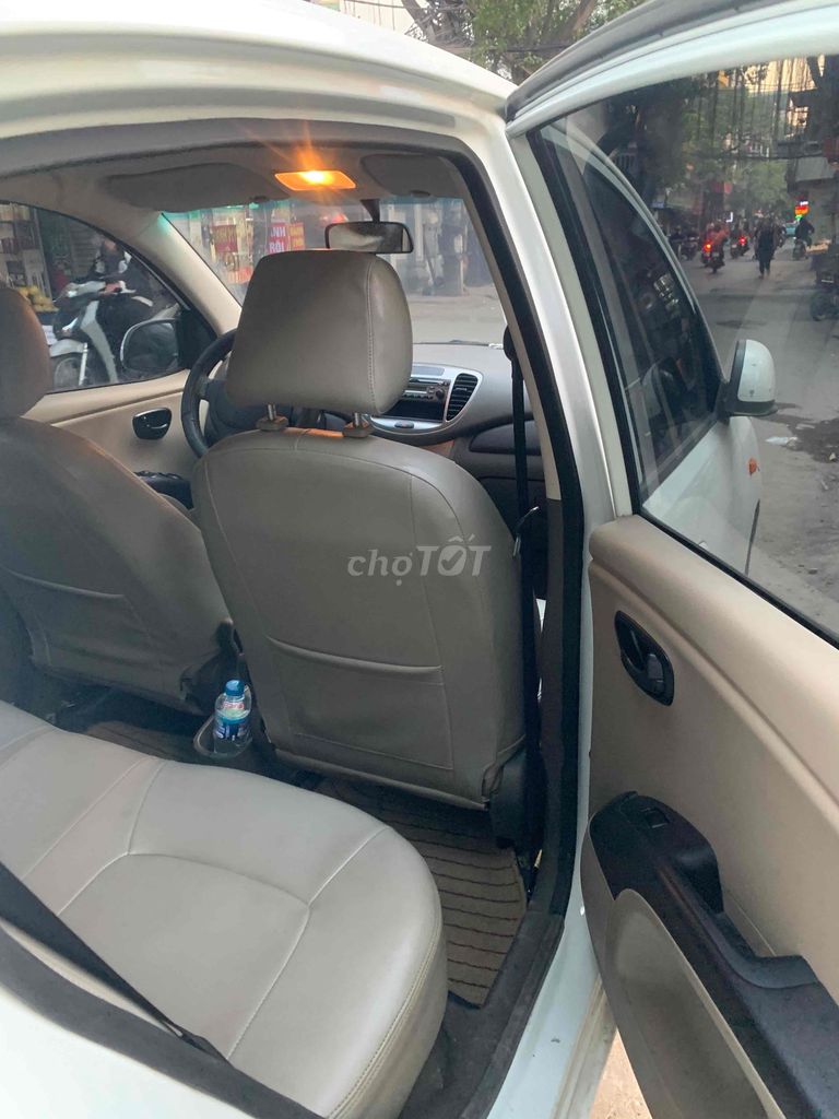 Hyundai  i10 2011 - 99300 km. Mua bán Ô tô tại Quận Hoàng Mai Hà Nội được đăng bởi Chị Diệp  hình 6