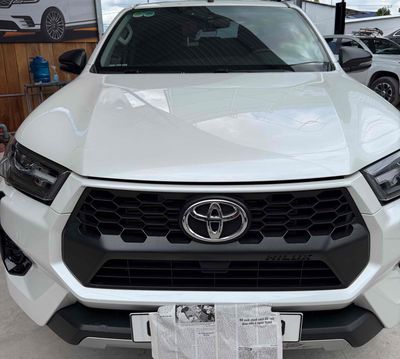 Toyota Hilux 2025 màu trắng chính chủ